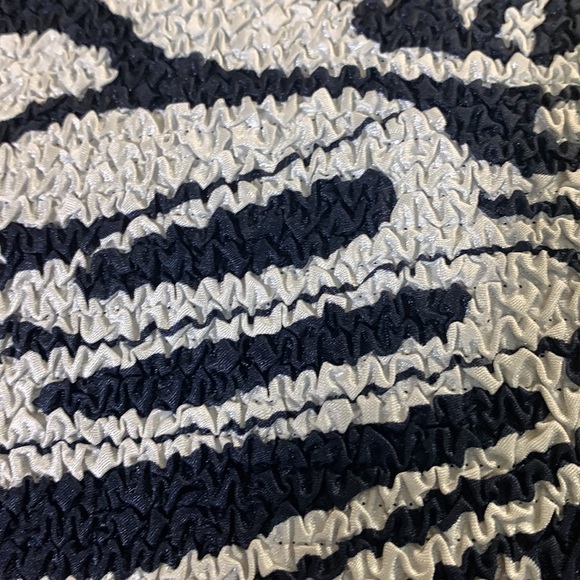 Chico’s Travelers navy/white Longline puckered knit jacket, size 1, small - Picture 4 of 6